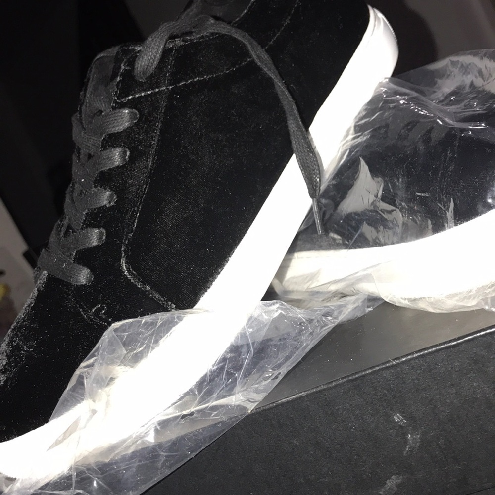 Women’s Kenneth Cole Suede Sneakers